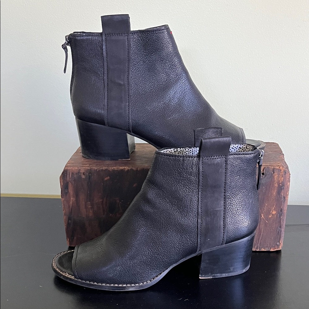 Ellen DeGeneres Ed- Taromi Open Toe Booties